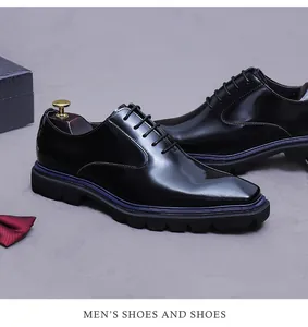 Detalle de zapatos Oxford en cuero negro brillante con suela gruesa antideslizante azul