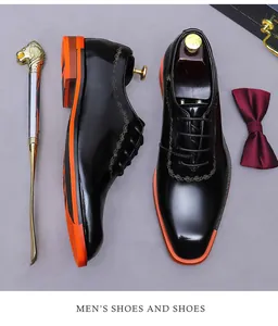 Chaussures Oxford en cuir noir présentées avec accessoires pour hommes sur fond gris
