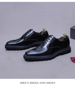 Detalle de zapatos oxford de cuero brillante con línea azul en la suela gruesa de goma