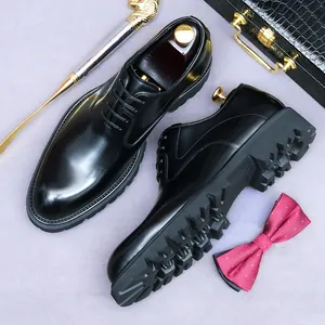 Derbies en cuir verni noir avec semelle crantée épaisse et accessoires élégants pour homme