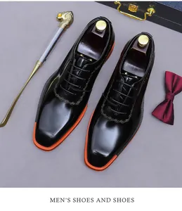 Détail de chaussures business en cuir verni noir brillant avec bord de semelle orange vif