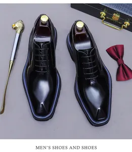 Zapatos Oxford de cuero negro brillante con borde azul y accesorios de lujo
