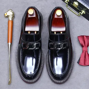 Herren Loafer aus glänzendem schwarzem Leder mit Metallschnalle und Accessoires