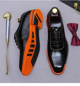 Vue détaillée d'une chaussure Oxford en cuir verni noir avec semelle antidérapante bicolore