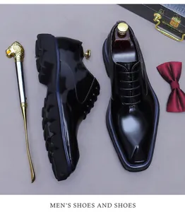 Vista superior de zapatos de charol negro brillante con suelas gruesas y accesorios de lujo