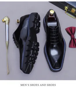 Detalle de zapatos de vestir de cuero brillante negro con vira azul y suela de goma