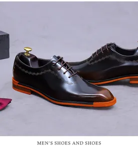 Gros plan de chaussure Richelieu en cuir poli avec semelle orange et accessoires de luxe