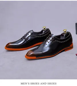 Détail de chaussures en cuir marron foncé poli avec semelle orange et motifs ciselés