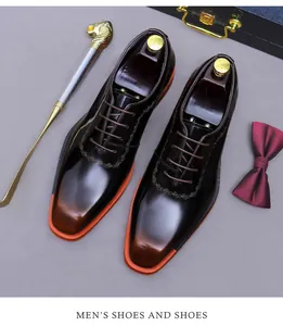 Détail de chaussures habillées en cuir marron peint à la main avec semelle orange