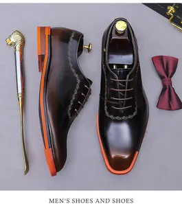 Détail de chaussures Richelieu en cuir marron foncé avec semelle orange et coutures