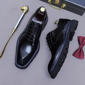 Zapatos Oxford de charol negro brillante para hombre con suela de ribete azulado