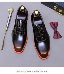 Détail de richelieus en cuir marron avec coutures ondulées et accents de semelle orange
