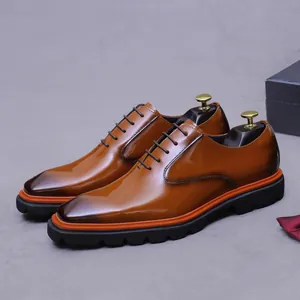 Zapatos oxford de hombre en cuero marrón brillante con suelas gruesas antideslizantes y cerco