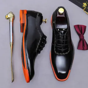 Chaussures richelieu en cuir verni noir pour homme avec semelles orange contrastées