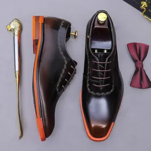 Chaussures business en cuir marron poli avec bord de semelle orange et couture élégante