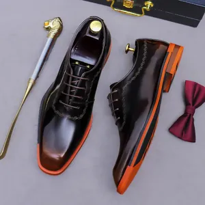 Oxfords en cuir marron poli avec détails richelieu et semelles colorées à plusieurs couches