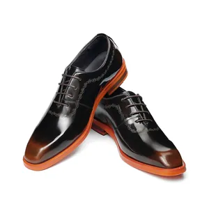 Chaussures richelieus en cuir verni marron avec bout dégradé et semelle orange