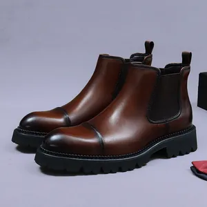 Stivali Chelsea da uomo in pelle marrone con patina vintage e suola in gomma spessa