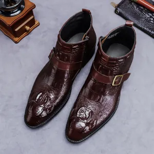Bottines homme en cuir marron foncé avec motif crocodile, zip latéral et boucle dorée