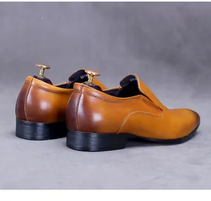 Detail of genuine cowhide men's oxford shoe with brown gradient finish and heel design