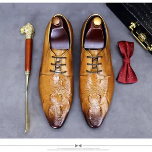Détail de chaussures en cuir marron à motif crocodile, chausse-pied et nœud papillon