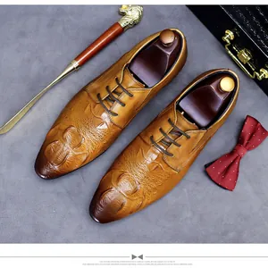 Détails de chaussures en cuir de vachette marron avec texture crocodile et lacets