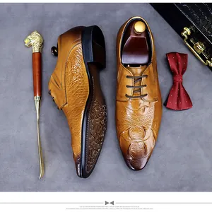 Vue détaillée de dessus de chaussures en cuir marron à motif crocodile avec chausse-pied