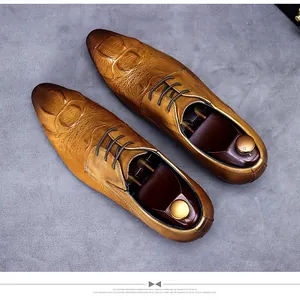 Vue détaillée de chaussures habillées à motif crocodile avec embauchoirs en bois de luxe