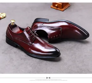 Nahaufnahme von Brogue-Schuhen in Weinrot mit Ziernähten und hölzernen Schuhspannern