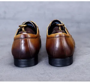 Détail de chaussures habillées pour hommes en cuir marron avec dégradé et coutures au talon
