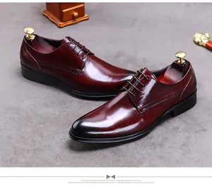 Nahaufnahme der bordeauxroten Business-Lederschuhe für Herren mit schwarzem Farbverlauf