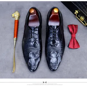 Vue à plat des richelieus en cuir avec motif crocodile, embauchoirs et accessoires élégants