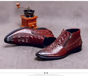Detalle de botines de cuero burdeos con grabado de cocodrilo, cremallera y acabado retro