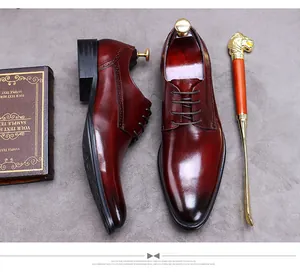 Detail der handpolierten Leder-Brogues mit eleganten Deko-Büchern und Schuhlöffel-Motiv
