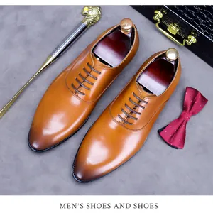 Detailansicht brauner Leder-Oxfordschuhe mit Farbverlauf an der Spitze und Zubehör