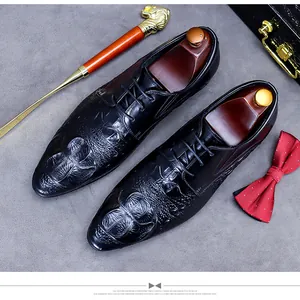 Vue de dessus de chaussures derby noires motif crocodile avec embauchoirs en bois luxe