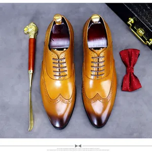 Vue de dessus de chaussures richelieu en cuir marron avec bout dégradé et accessoires