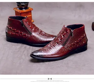 Detalle macro de las botas de cuero de cocodrilo rojo vino con cremallera metálica