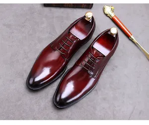 Makroaufnahme der weinroten Leder-Oxfords mit Farbverlauf und Schnürsenkeln
