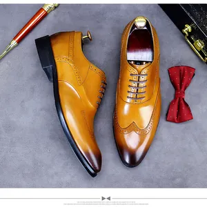 Détails de perforations Brogue sur chaussures richelieu en cuir marron dégradé