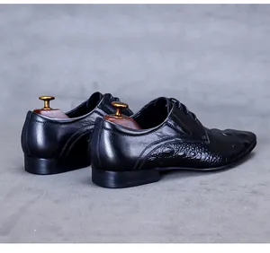 Gros plan sur chaussures de ville noires en cuir avec motif crocodile gaufré de luxe