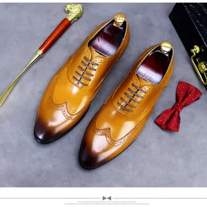 Détails macro de chaussures richelieu en cuir marron avec motifs perforés brogue