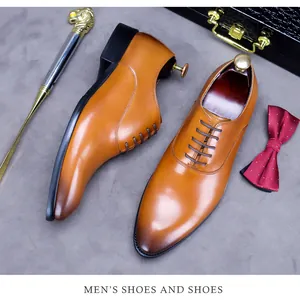 Nahaufnahme brauner Leder-Oxfordschuhe mit Farbverlauf und elegantem Zubehör