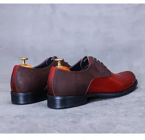 Λεπτομέρεια από δερμάτινα παπούτσια Oxford με σουέτ επένδυση και γυαλιστερό δέρμα