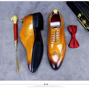 Détails de sculpture Richelieu faite main et dégradé de cuir marron sur chaussures Oxford