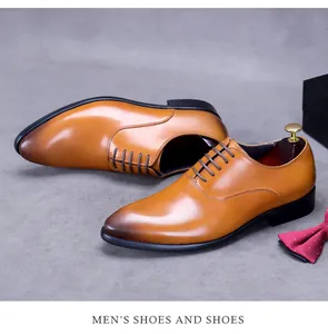 Detail eines klassischen braunen Oxford-Lederschuhs mit polierter Kappe und Herren-Accessoires