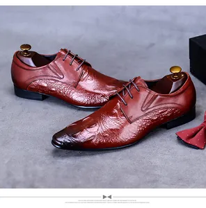 Détail de chaussure de ville en cuir marron foncé avec gaufrage crocodile et dégradé