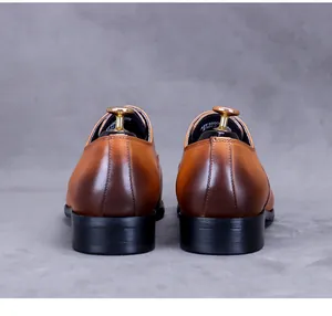 Rückansicht brauner Business-Lederschuhe mit Farbverlauf und feinen Verarbeitungsdetails