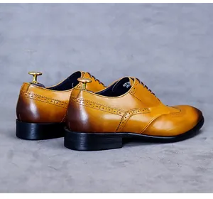 Gros plan sur chaussures richelieus en cuir marron avec finition dégradée et détails