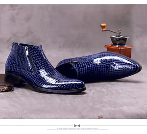 Detail von blauem Lederstiefel mit Krokoprägung, Seitenreißverschluss und Accessoires